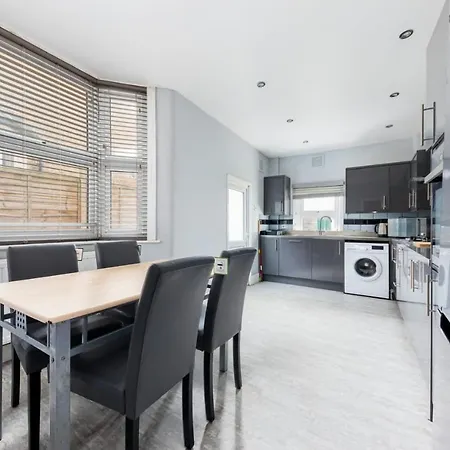 Cozy 4 Bedroom Home In Hackney, London